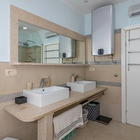 Jarmila Croatia Beachfront 公寓