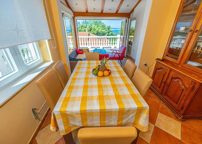 Jarmila Croatia Beachfront アパート *