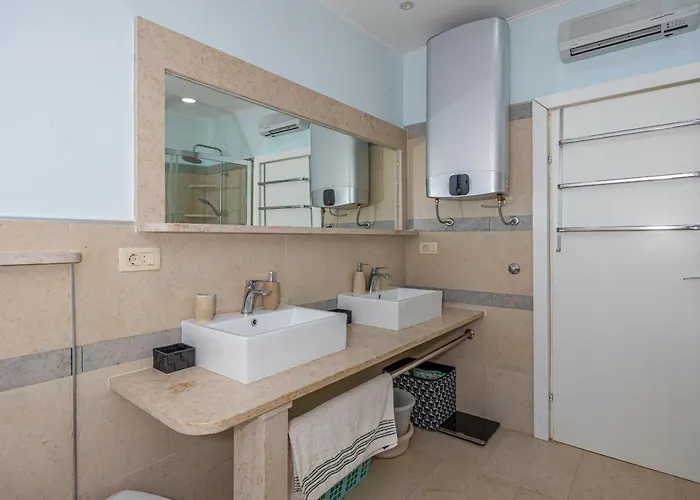 Jarmila Croatia Beachfront アパート